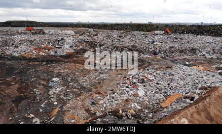 Große Mülldeponie in der Nähe der Metropole. Blick von der Drohne. Stockfoto