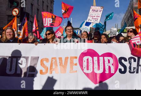 London, Großbritannien. 01. Februar 2023. Dr. Mary Bousted (Zentrum), gemeinsame Generalsekretärin der Nationalen Bildungsunion, nimmt an der demonstration in der Regent Street Teil. Tausende von Lehrern und Unterstützern marschierten in Zentral-London, während Lehrer im ganzen Land ihren Streik über die Bezahlung begannen. An diesem Tag haben rund eine halbe Million Menschen in ganz Großbritannien Walkouts inszeniert, darunter Lehrer, Hochschulmitarbeiter, Mitarbeiter des öffentlichen Dienstes und Triebfahrzeugführer. Kredit: SOPA Images Limited/Alamy Live News Stockfoto