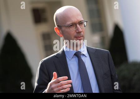 Washington, Vereinigte Staaten. 01. Februar 2023. Sonderassistent des Präsidenten, Büro Counsels des Weißen Hauses Ian Sams spricht vor den Medien das Weiße Haus in Washington, DC am 1. Februar 2023. Kredit: Chris Kleponis/CNP/dpa/Alamy Live News Stockfoto