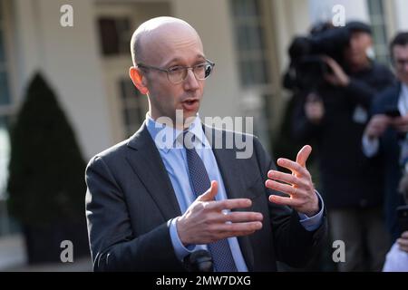 Washington, Vereinigte Staaten. 01. Februar 2023. Sonderassistent des Präsidenten, Büro Counsels des Weißen Hauses Ian Sams spricht vor den Medien das Weiße Haus in Washington, DC am 1. Februar 2023. Kredit: Chris Kleponis/CNP/dpa/Alamy Live News Stockfoto