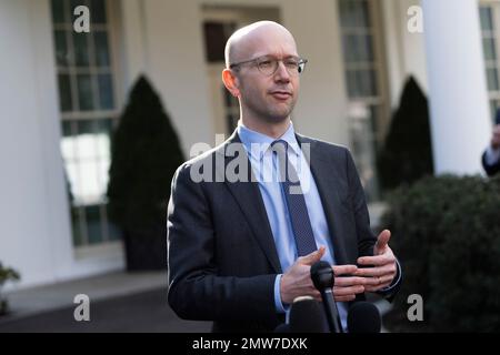 Washington, Vereinigte Staaten. 01. Februar 2023. Sonderassistent des Präsidenten, Büro Counsels des Weißen Hauses Ian Sams spricht vor den Medien das Weiße Haus in Washington, DC am 1. Februar 2023. Kredit: Chris Kleponis/CNP/dpa/Alamy Live News Stockfoto