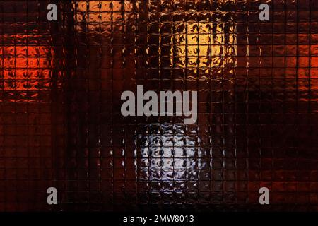 Helle, beleuchtete Neonlichter, die in Glas reflektieren. Abstrakter lebendiger Hintergrund Stockfoto