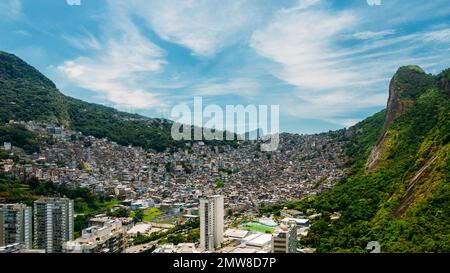 Panoramablick aus der Vogelperspektive auf eine Favela von Rocinha in Sao Conrado, Rio de Janeiro, Brasilien, mit rund 70.000 Einwohnern Stockfoto