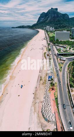 Vertikales Panorama des Gavea Beach in Sao Conrado, Rio de Janeiro, Brasilien Stockfoto