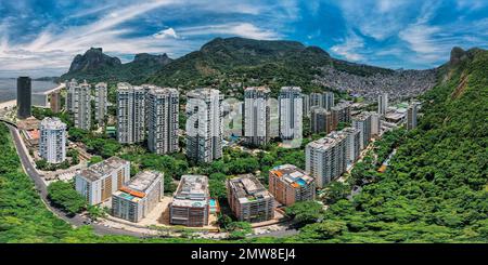 360-Grad-Panoramablick auf eine Favela von Rocinha und das gehobene Viertel Sao Conrado in Rio de Janeiro, Brasilien Stockfoto