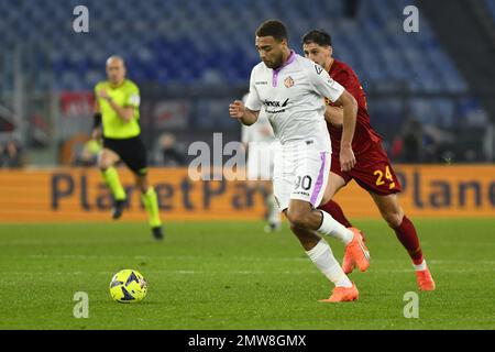Rom, Italien. 01. Februar 2023. Cyriel Dessers aus den USA Cremonese und Marash Kumbulla von A.S. Roma während des Coppa Italia Viertelfinales zwischen A.S. Rom gegen USA Cremonese am 1. Februar 2023 im Stadio Olimpico, Rom, Italien. Kredit: Unabhängige Fotoagentur/Alamy Live News Stockfoto