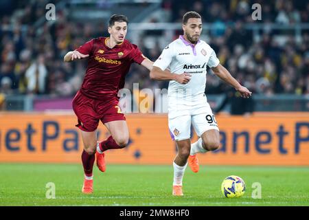 Rom, Italien. 01. Februar 2023. Marash Kumbulla von AS Roma und Cyriel Dessers von US-Cremonese treten am 1. Februar 2023 im Stadio Olimpico (Rom) um den Ball beim italienischen Cup zwischen Roma und Cremonese an. Kredit: Giuseppe Maffia/Alamy Live News Stockfoto