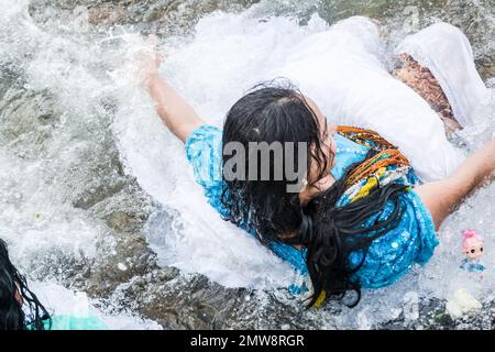 Salvador, Bahia, Brasilien - 02. Februar 2017: Frauen baden im Meer während der Party zu Ehren von Iemanja. Salvador, Bahia. Stockfoto