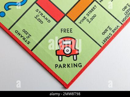 Der kostenlose Parkplatz auf einem britischen Monopoly Board auf weißem Hintergrund Stockfoto