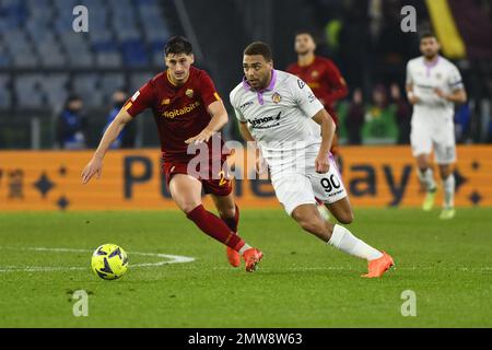 Rom, Italien. 1. Februar 2023 Cyriel Dessers of U.S. Cremonese und Marash Kumbulla von A.S. Roma während des Coppa Italia Viertelfinales zwischen A.S. Rom gegen USA Cremonese am 1. Februar 2023 im Stadio Olimpico, Rom, Italien. Stockfoto