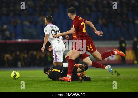 Rom, Italien. 01. Februar 2023. Cyriel Dessers aus den USA Cremonese und Marash Kumbulla von A.S. Roma während des Coppa Italia Viertelfinales zwischen A.S. Rom gegen USA Cremonese am 1. Februar 2023 im Stadio Olimpico, Rom, Italien. Kredit: Unabhängige Fotoagentur/Alamy Live News Stockfoto