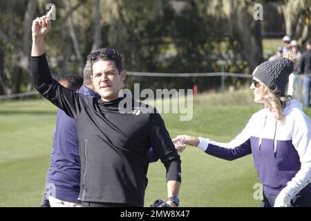 Pebble Beach, Kalifornien, USA. 1. Februar 2023. Wells Adams jubelt sein Team vor den Fans der 3M Charity Challenge vor dem AT&T Pro-am., PGA Tour Golf Event 2023 an. Kredit: Motofoto/Alamy Live News Stockfoto