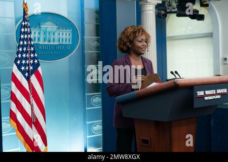 Washington, Vereinigte Staaten. 01. Februar 2023. Pressesprecherin Karine Jean-Pierre hält am 1. Februar 2023 eine Pressekonferenz im Weißen Haus in Washington, D.C. Kredit: Chris Kleponis/CNP/dpa/Alamy Live News Stockfoto