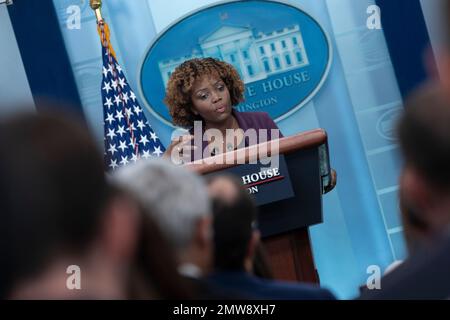 Washington, Vereinigte Staaten. 01. Februar 2023. Pressesprecherin Karine Jean-Pierre hält am 1. Februar 2023 eine Pressekonferenz im Weißen Haus in Washington, D.C. Kredit: Chris Kleponis/CNP/dpa/Alamy Live News Stockfoto