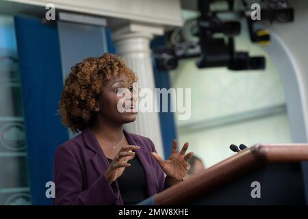 Washington, Vereinigte Staaten. 01. Februar 2023. Pressesprecherin Karine Jean-Pierre hält am 1. Februar 2023 eine Pressekonferenz im Weißen Haus in Washington, D.C. Kredit: Chris Kleponis/CNP/dpa/Alamy Live News Stockfoto