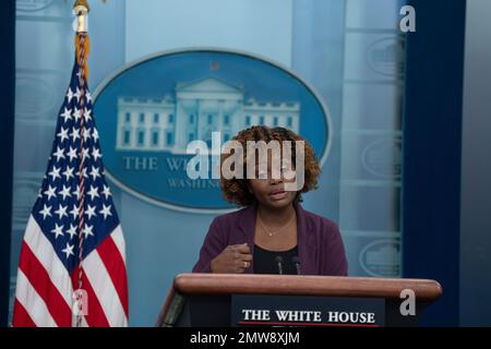 Washington, Vereinigte Staaten. 01. Februar 2023. Pressesprecherin Karine Jean-Pierre hält am 1. Februar 2023 eine Pressekonferenz im Weißen Haus in Washington, D.C. Kredit: Chris Kleponis/CNP/dpa/Alamy Live News Stockfoto