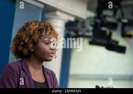 Washington, Vereinigte Staaten. 01. Februar 2023. Pressesprecherin Karine Jean-Pierre hält am 1. Februar 2023 eine Pressekonferenz im Weißen Haus in Washington, D.C. Kredit: Chris Kleponis/CNP/dpa/Alamy Live News Stockfoto