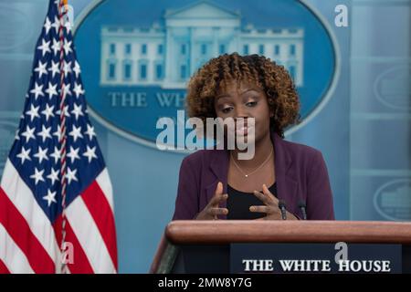 Washington, Vereinigte Staaten. 01. Februar 2023. Pressesprecherin Karine Jean-Pierre hält am 1. Februar 2023 eine Pressekonferenz im Weißen Haus in Washington, D.C. Kredit: Chris Kleponis/CNP/dpa/Alamy Live News Stockfoto