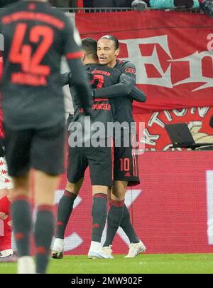 Mainz, Deutschland. 02. Februar 2023. 2. Februar 2023, MEWA Arena, Mainz, GER, DFB-Pokal, 1.FSV FSV Mainz 05 vs. FC Bayern München zeigt sich Leroy Sane (München) zufrieden über das Ziel von 0:3 Credit: dpa/Alamy Live News Stockfoto