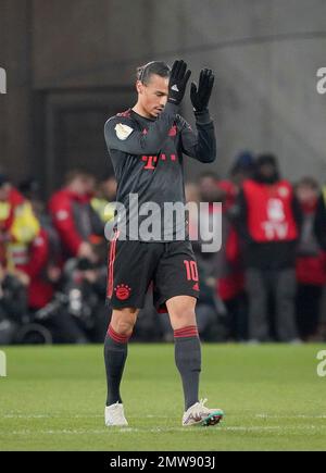 Mainz, Deutschland. 02. Februar 2023. 2. Februar 2023, MEWA Arena, Mainz, GER, DFB-Pokal, 1.FSV FSV Mainz 05 vs. FC Bayern München zeigt sich Leroy Sane (München) zufrieden über das Ziel von 0:3 Credit: dpa/Alamy Live News Stockfoto