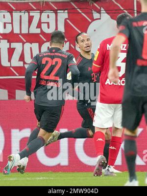 Mainz, Deutschland. 02. Februar 2023. 2. Februar 2023, MEWA Arena, Mainz, GER, DFB-Pokal, 1.FSV FSV Mainz 05 vs. FC Bayern München zeigt sich Leroy Sane (München) zufrieden über das Ziel von 0:3 Credit: dpa/Alamy Live News Stockfoto