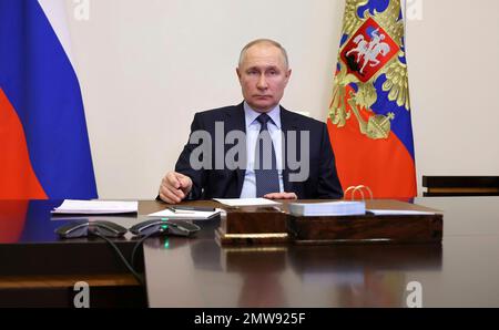 Novo-Ogaryovo, Russland. 01. Februar 2023. Der russische Präsident Wladimir Putin leitet eine Telekonferenz, bei der der Wiederaufbau der Wohnungsinfrastruktur in den besetzten ukrainischen Gebieten Donezk und Luhansk vom offiziellen Sitz von Novo-Ogaryovo am 1. Februar 2023 in Novo-Ogaryovo, Region Moskau, Russland aus diskutiert wird. Kredit: Mikhail Klimentyev/Kremlin Pool/Alamy Live News Stockfoto