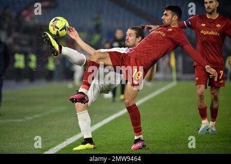 Rom, Italien. 01. Februar 2023. Mehmet Zeki Celik von AS Roma und Michele Castagnetti von US Cremonese während des Fußballspiels Serie A zwischen AS Roma und AS Roma gegen US Cremonese im Olimpico-Stadion in Rom (Italien), 1. Februar 2023. Foto Andrea Staccioli/Insidefoto Credit: Insidefoto di andrea staccioli/Alamy Live News Stockfoto