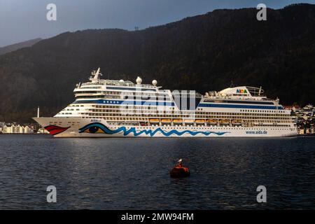 Kreuzfahrtschiff Aidasol Auslaufen aus dem Hafen von Bergen, Norwegen. Stockfoto