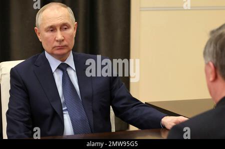 Novo-Ogaryovo, Russland. 01. Februar 2023. Der russische Präsident Wladimir Putin hält am 1. Februar 2023 in Novo-Ogaryovo, Region Moskau, Russland, ein persönliches Treffen mit dem Sonderbeauftragten des Präsidenten für Umweltschutz, Ökologie und Verkehr Sergej Iwanow ab. Kredit: Mikhail Klimentyev/Kremlin Pool/Alamy Live News Stockfoto