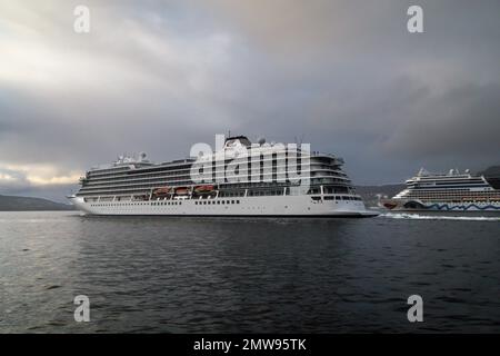 Kreuzfahrtschiff Viking Venus in Byfjorden, Abfahrt vom Hafen Bergen, Norwegen. Im Hintergrund steht das Kreuzfahrtschiff AIDAsol Stockfoto