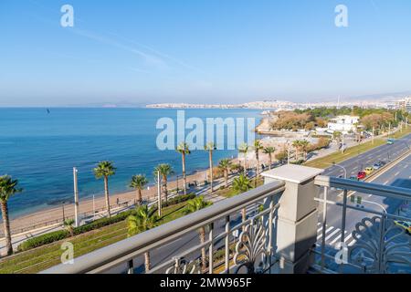 Blick aus der Vogelperspektive auf die Uferpromenade und den Park Palaio Faliro mit Blick auf die Stadt Piräus Griechenland über die Bucht im Palaio Faliro, Griechenland. Stockfoto
