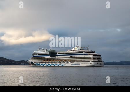 Kreuzfahrtschiff Aidasol Auslaufen aus dem Hafen von Bergen, Norwegen. Stockfoto