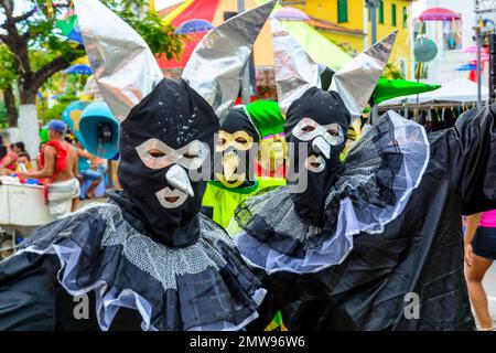 Maragogipe, Bahia, Brasilien - 27. Februar 2017: Drei Personen in bunten Kostümen und Masken bei der Karnevalsparade in Maragojipe, Bahia. Stockfoto