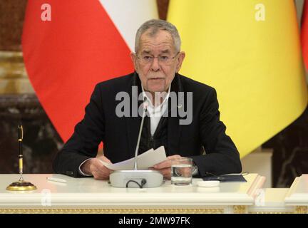 KIEW, UKRAINE - 01. FEBRUAR 2023 - der österreichische Präsident Alexander Van der Bellen wird auf seiner gemeinsamen Pressekonferenz mit dem ukrainischen Präsidenten Wolodymyr Zelenskyy, Kiew, der Hauptstadt der Ukraine, vorgestellt. Stockfoto