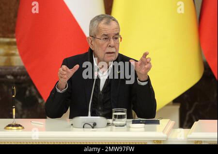 KIEW, UKRAINE - 01. FEBRUAR 2023 - der österreichische Präsident Alexander Van der Bellen wird auf seiner gemeinsamen Pressekonferenz mit dem ukrainischen Präsidenten Wolodymyr Zelenskyy, Kiew, der Hauptstadt der Ukraine, vorgestellt. Stockfoto