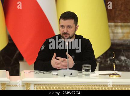 KIEW, UKRAINE - 01. FEBRUAR 2023 - der Präsident der Ukraine, Volodymyr Zelenskyy, wird auf seiner gemeinsamen Pressekonferenz mit dem Präsidenten Österreichs, Alexander Van der Bellen, Kiew, dargestellt. Stockfoto