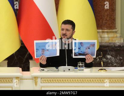 KIEW, UKRAINE - 01. FEBRUAR 2023 - der Präsident der Ukraine, Volodymyr Zelenskyy, wird auf seiner gemeinsamen Pressekonferenz mit dem Präsidenten Österreichs, Alexander Van der Bellen, Kiew, dargestellt. Stockfoto