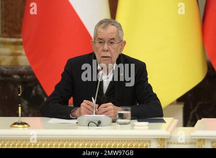 KIEW, UKRAINE - 01. FEBRUAR 2023 - der österreichische Präsident Alexander Van der Bellen wird auf seiner gemeinsamen Pressekonferenz mit dem ukrainischen Präsidenten Wolodymyr Zelenskyy, Kiew, der Hauptstadt der Ukraine, vorgestellt. Stockfoto