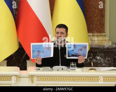 KIEW, UKRAINE - 01. FEBRUAR 2023 - der Präsident der Ukraine, Volodymyr Zelenskyy, wird auf seiner gemeinsamen Pressekonferenz mit dem Präsidenten Österreichs, Alexander Van der Bellen, Kiew, dargestellt. Stockfoto