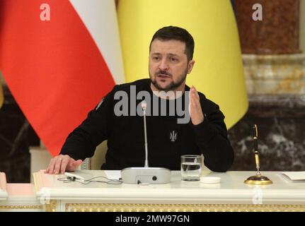 KIEW, UKRAINE - 01. FEBRUAR 2023 - der Präsident der Ukraine, Volodymyr Zelenskyy, wird auf seiner gemeinsamen Pressekonferenz mit dem Präsidenten Österreichs, Alexander Van der Bellen, Kiew, dargestellt. Stockfoto