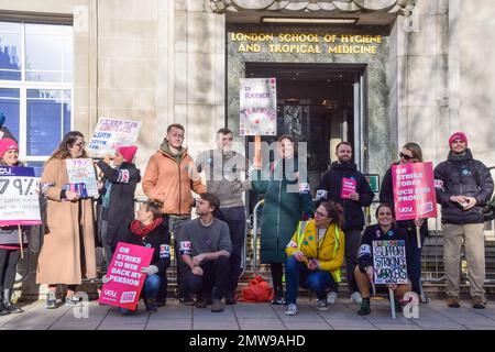 London, Großbritannien. 1. Februar 2023 UCU-Streik an der London School of Hygiene and Tropical Medicine (University of London), während Universitätspersonal streikt. An diesem Tag haben rund eine halbe Million Menschen in ganz Großbritannien Walkouts inszeniert, darunter Lehrer, Hochschulmitarbeiter, Mitarbeiter des öffentlichen Dienstes und Triebfahrzeugführer. Stockfoto