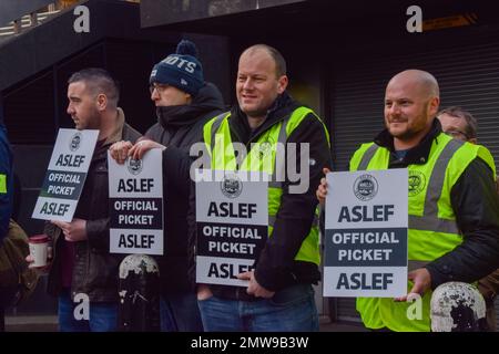 London, Großbritannien. 1. Februar 2023 ASLEF-Streikposten vor Euston Station, während die Zugführer streiken. An diesem Tag haben rund eine halbe Million Menschen in ganz Großbritannien Walkouts inszeniert, darunter Lehrer, Hochschulmitarbeiter, Mitarbeiter des öffentlichen Dienstes und Triebfahrzeugführer. Stockfoto