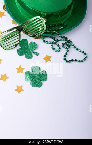 Foto von oben mit St. patricks Tagesdekoration mit Kopierbereich auf weißem Hintergrund Stockfoto