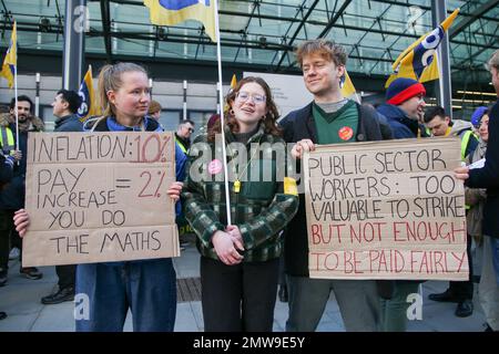 London, Großbritannien. 1. Februar 2023. Am 1. Februar 2023 protestieren die Menschen in Central London, Großbritannien. Bis zu eine halbe Million britische Lehrer, Hochschulmitarbeiter, Triebfahrzeugführer und Beamte streikten am Mittwoch in der größten koordinierten Aktion seit Jahren inmitten langwieriger Streitigkeiten um die Bezahlung. Kredit: Xinhua/Alamy Live News Stockfoto