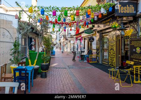Eine farbenfrohe Reihe von Geschäften und Cafés im Einkaufsviertel, einem Marktplatz der türkischen Hafenstadt Kusadasi, Türkei. Stockfoto