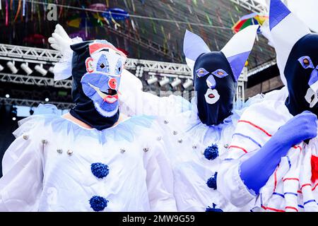 Maragogipe, Bahia, Brasilien - 27. Februar 2017: Drei Personen in bunten Kostümen und Masken bei der Karnevalsparade in Maragojipe, Bahia. Stockfoto