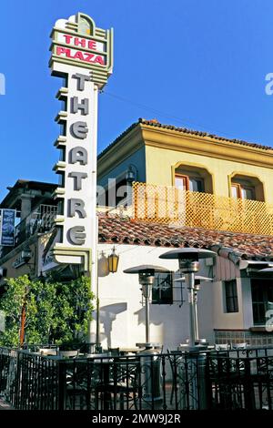 Das 1936 eröffnete Plaza Theatre mit seinem berühmten Schild ist ein historisches Wahrzeichen am South Palm Canyon Drive in Palms Springs, Kalifornien. Stockfoto