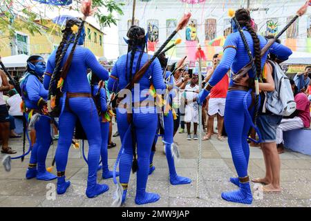 Maragogipe, Bahia, Brasilien - 27. Februar 2017: Während der Karnevalsparade in der Stadt Maragojipe, Bahia, werden als Avatare verkleidete Familien gesehen. Stockfoto