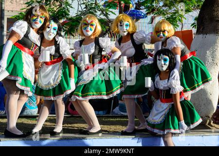 Maragogipe, Bahia, Brasilien - 27. Februar 2017: Gruppe von Frauen, die als Puppen gekleidet sind, bei der Karnevalsparade in der Stadt Maragojipe, Bahia. Stockfoto