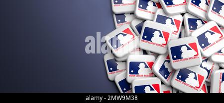 Logos der American Baseball League MLB (Major League Baseball) auf einem Haufen auf einem Tisch. Stockfoto